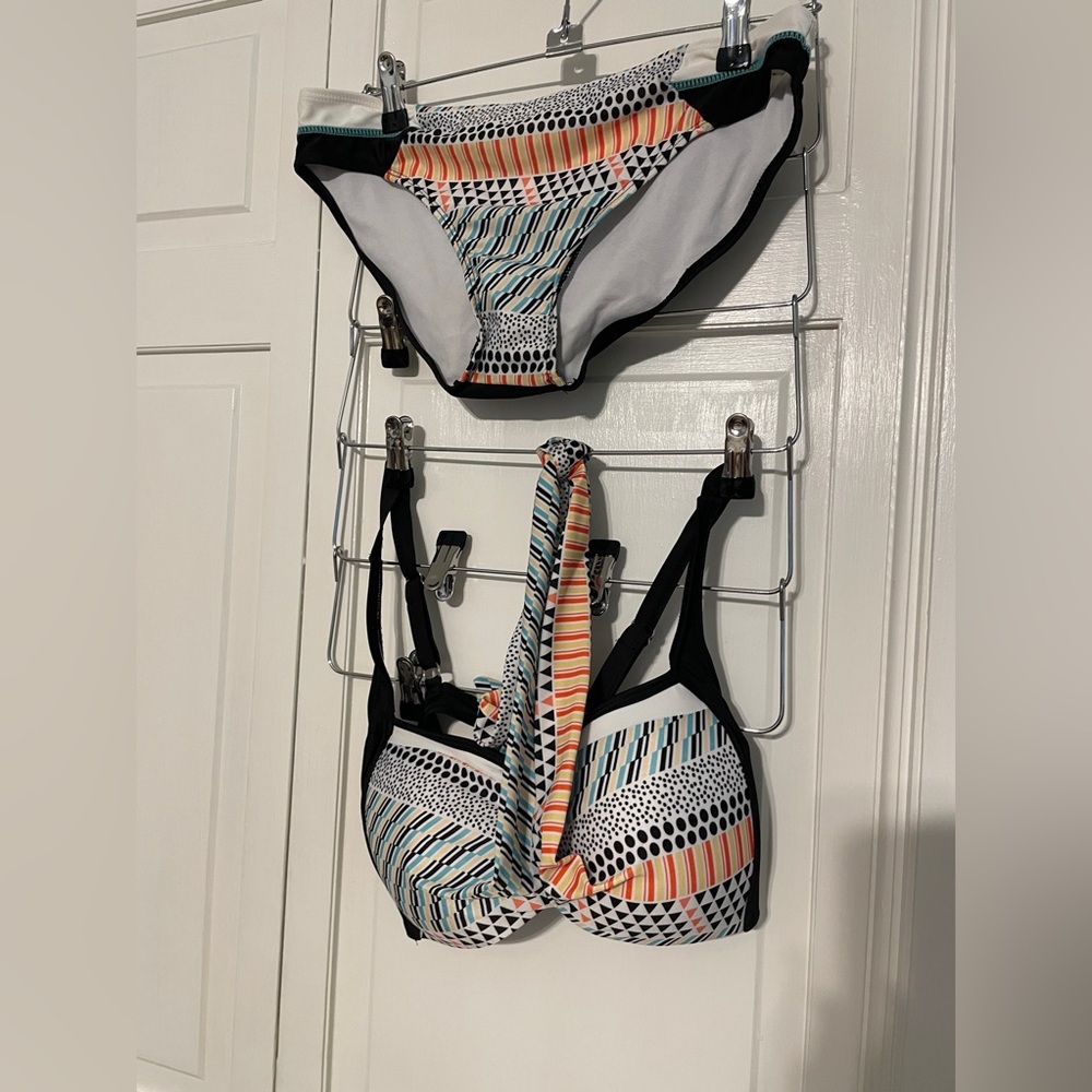 NWOT Two Piece Halter Style/Straps Swimsuit size large.